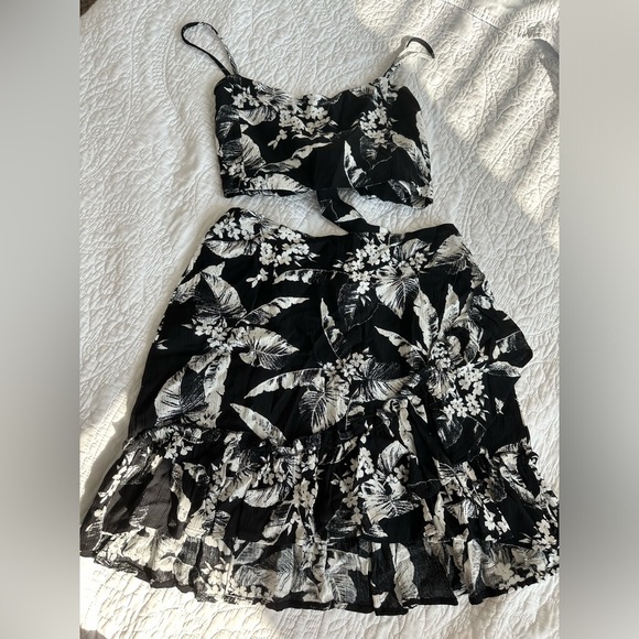 Beachy crop top and high-waisted skirt set - Picture 1 of 3